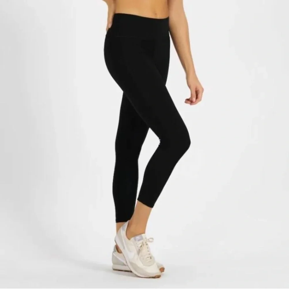 NWT Vuori Stride Legging, Phone Pockets, Black, size M